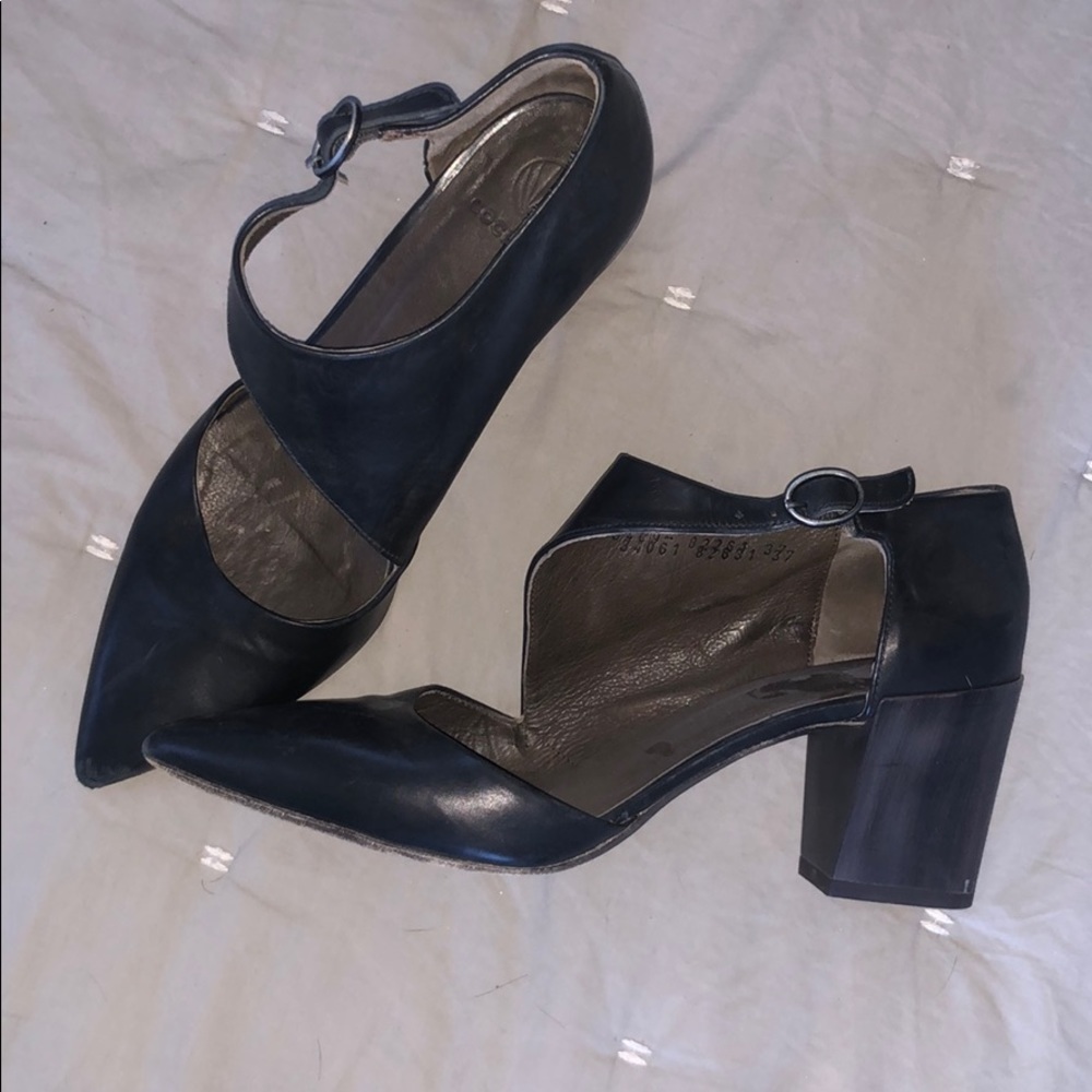 Coclico black pumps with block heel
